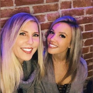 Meet your Poshers, Courtney & Kimber 👋